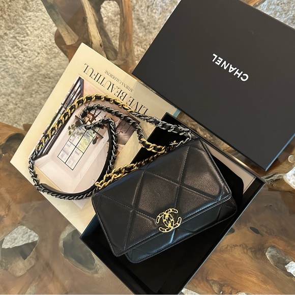 NEW Chanel19 wallet on chain - Picture 7 of 15